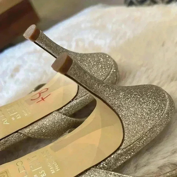 🏷️ SALE Like  New Aldo Gold Sling back sandals. - Picture 5 of 8